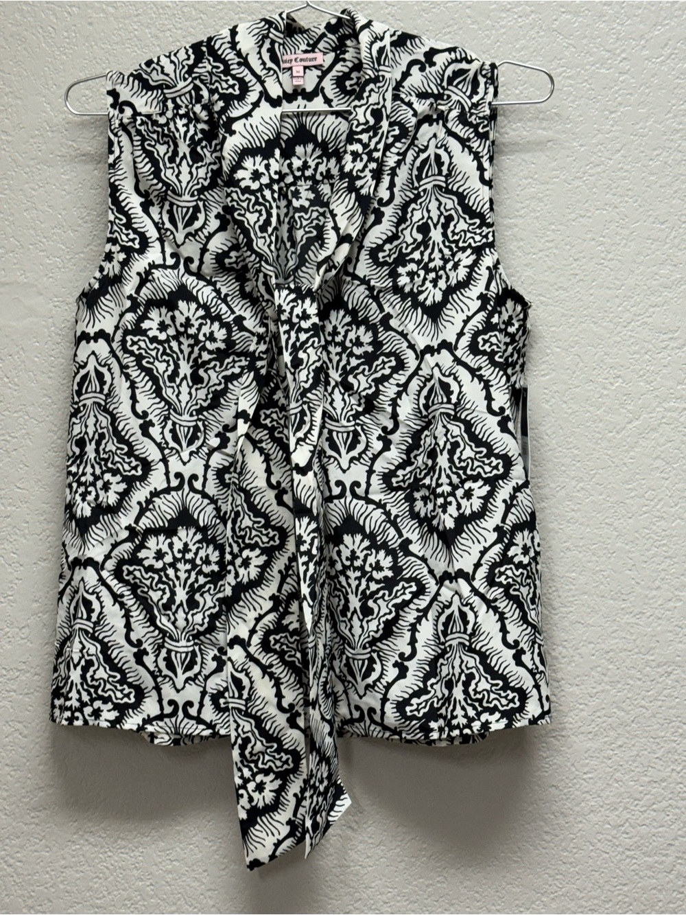 Juicy Couture Black & White Sleeveless Tie-Neck Blouse Pit to pit 22” women Med.